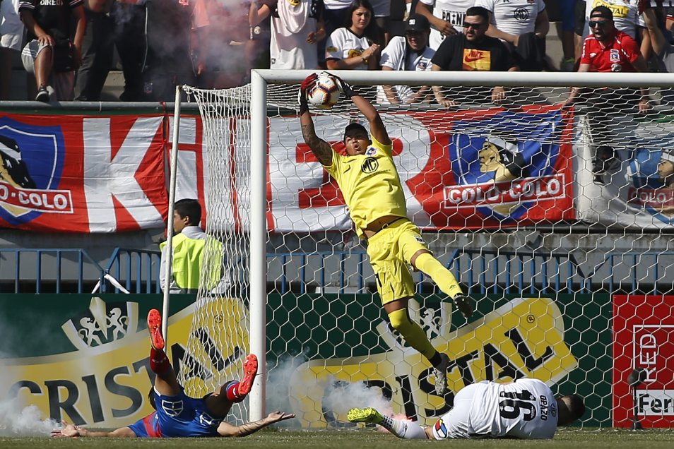 Hinchas de Colo Colo lanzaron bengalas a la cancha del “Germán Becker”