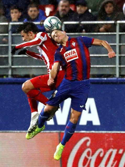 Fabián Orellana fue titular en el triunfo de Eibar sobre Atlético de Madrid