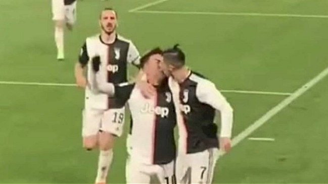 El inesperado beso entre Cristiano Ronaldo y Paulo Dybala