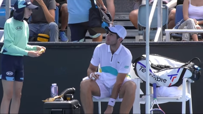 Tenista francés recibió una reprimenda luego que pidió a una pasapelotas que le pelara un plátano