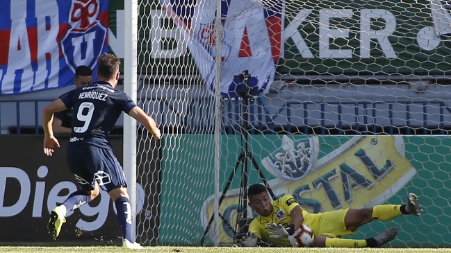 La molestia de los hinchas de la U contra Angelo Henríquez: “Le pegó con el diario”