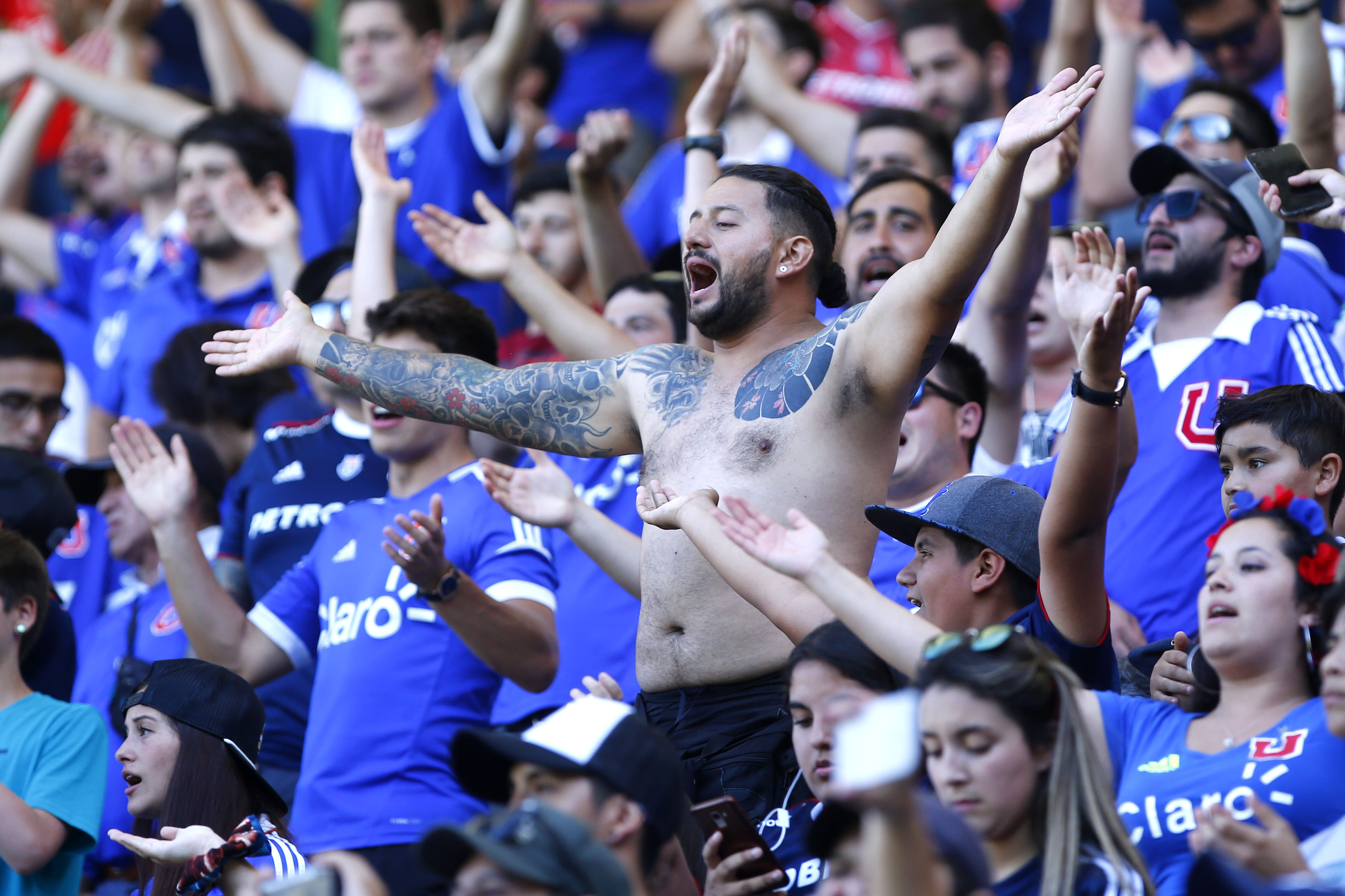 El momento que unió en un cántico contra Piñera a las barras de Colo Colo y la U