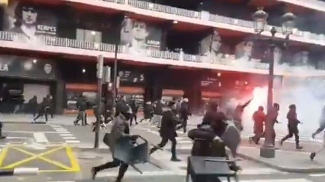 ¡Batalla campal! Barristas de Valencia y Barcelona se enfrentaron en la previa del partido