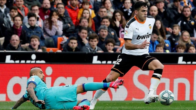 Prensa española criticó y consideró inexplicable la suplencia de Vidal: Es el intocable en Barcelona