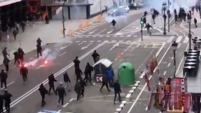 Hinchas de Espanyol y Athletic de Bilbao protagonizaron una brutal pelea en Barcelona