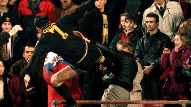 La célebre patada de Eric Cantona a un hincha de Crystal Palace cumple 25 años