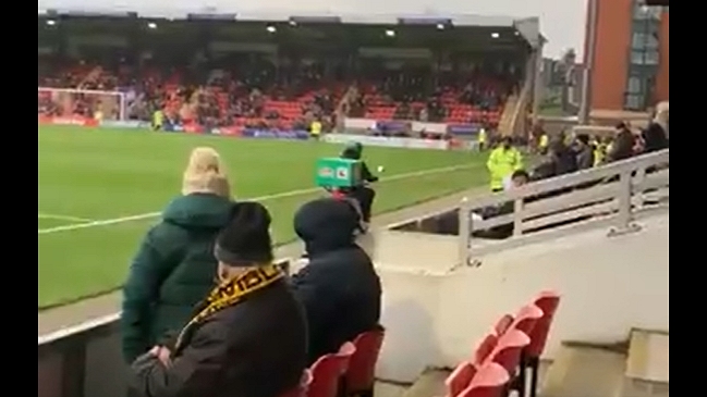 ¡Insólito! Repartidor de pizza entró al estadio en su moto durante partido del fútbol inglés