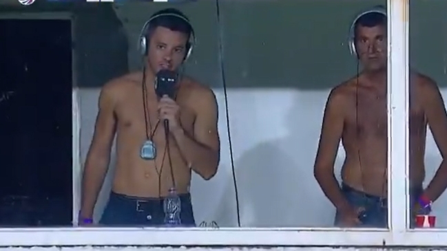 Periodistas argentinos relataron un partido a torso desnudo en medio del calor en Córdoba