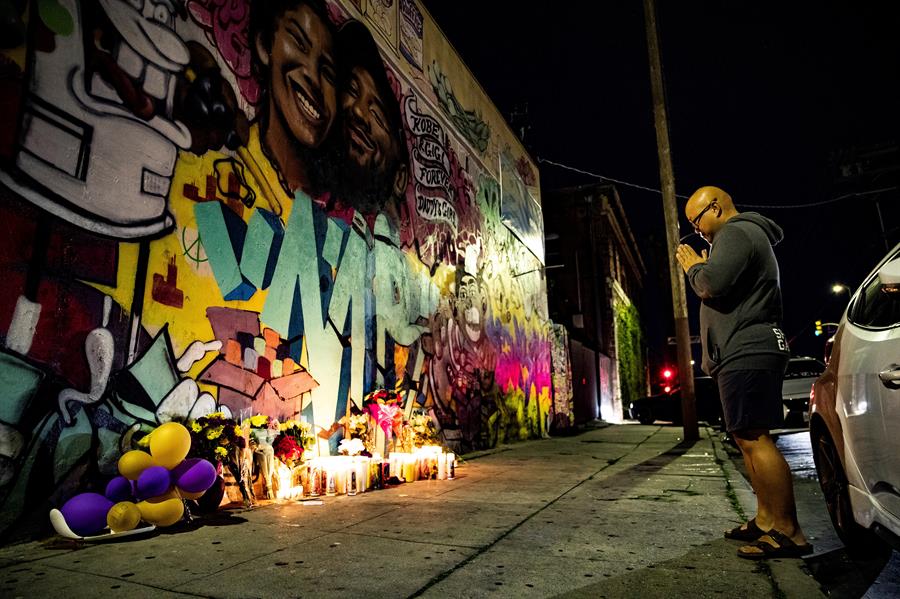 Fanáticos se reúnen en Los Angeles en mural que recuerda a Kobe Bryant y su hija