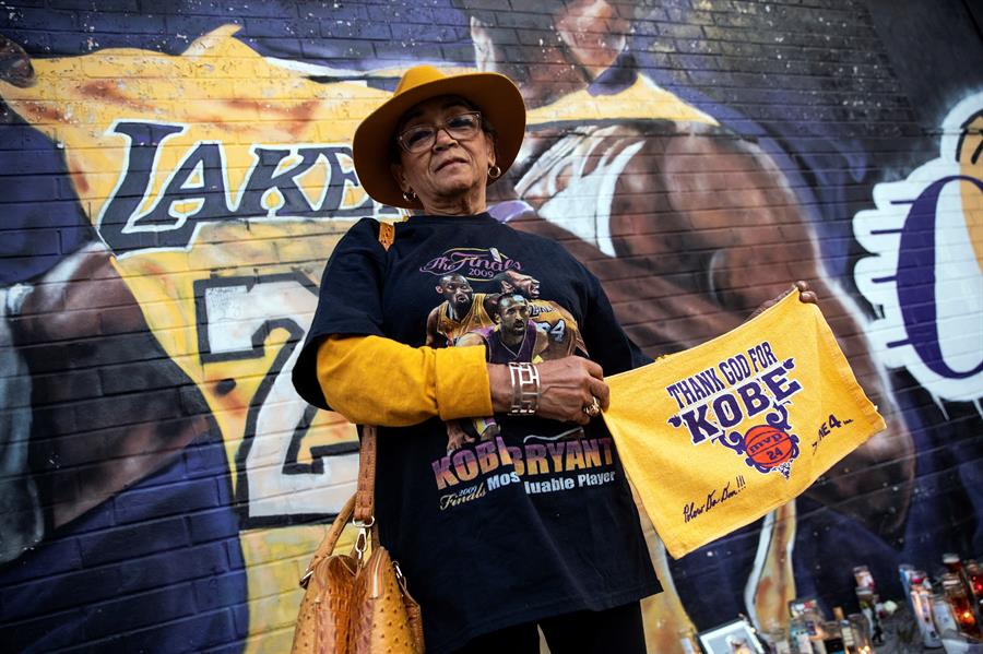 Hinchas de los Lakers homenajearon a Kobe Bryant en las afueras del Staples Center