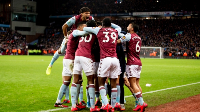 Aston Villa tumbó en la agonía a Leicester y avanzó a la final de la Copa de la Liga inglesa