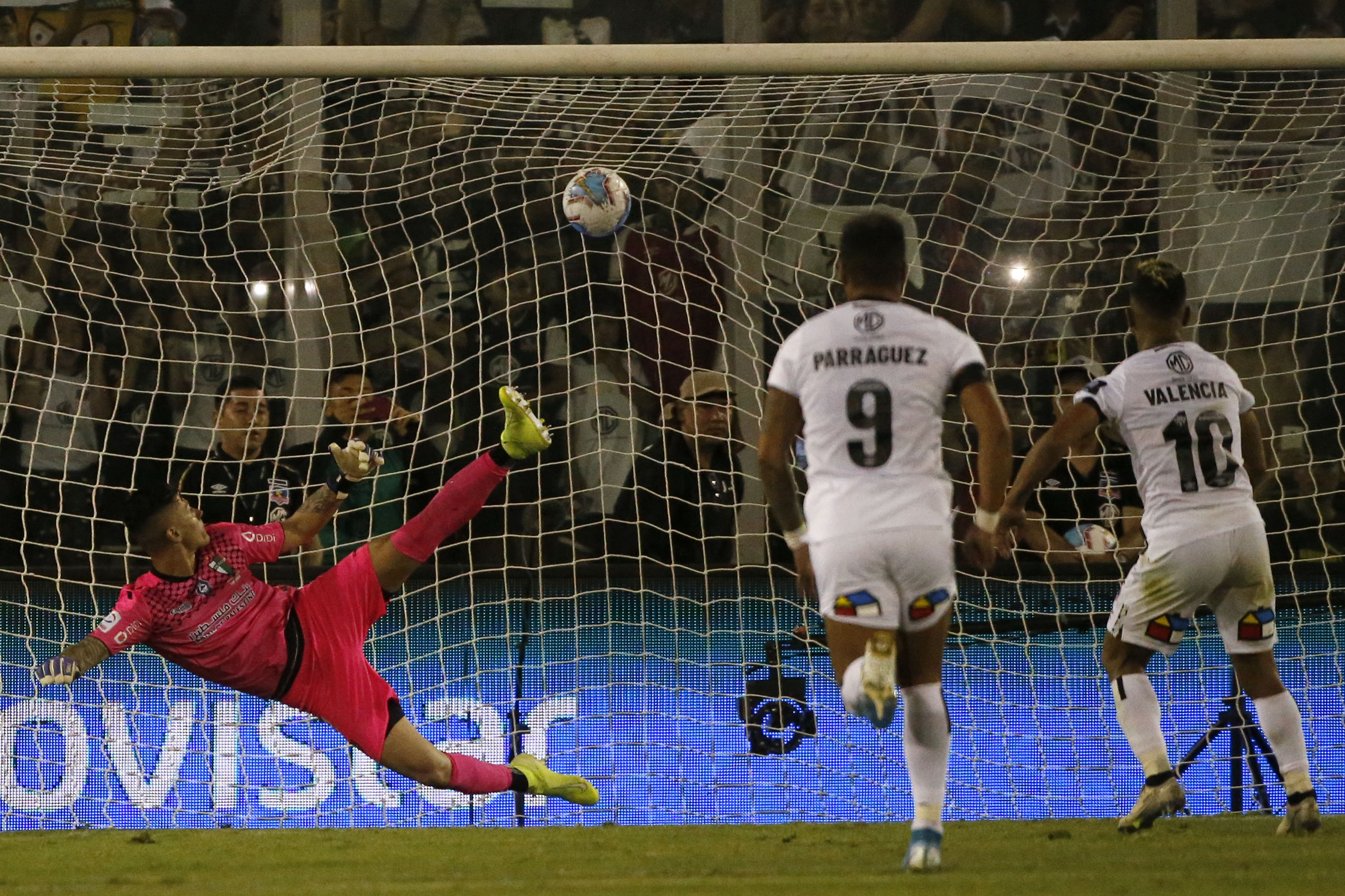 Leo Valencia aumentó la ventaja de Colo Colo ante Palestino con lanzamiento penal