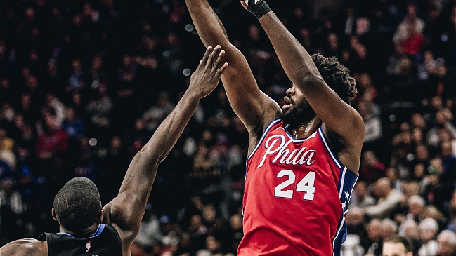 Joel Embiid vistió el número 24 de Kobe Bryant y lideró victoria de Philadelphia 76ers