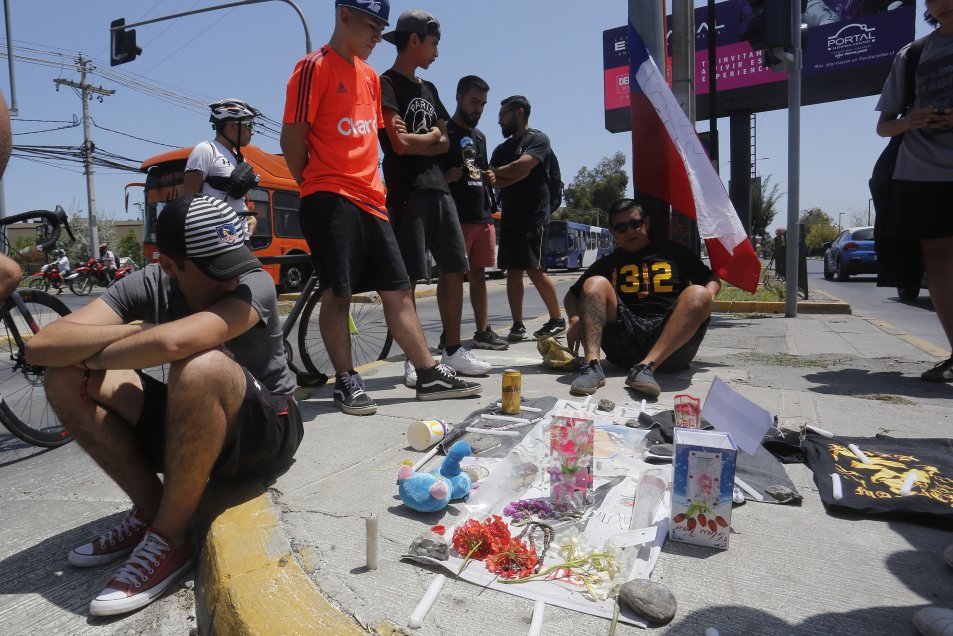 Barristas realizan una velatón para hincha de Colo Colo atropellado por Carabineros