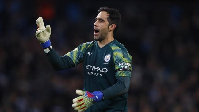 Claudio Bravo fue titular en sufrida clasificación del City a la final de la Copa de la Liga