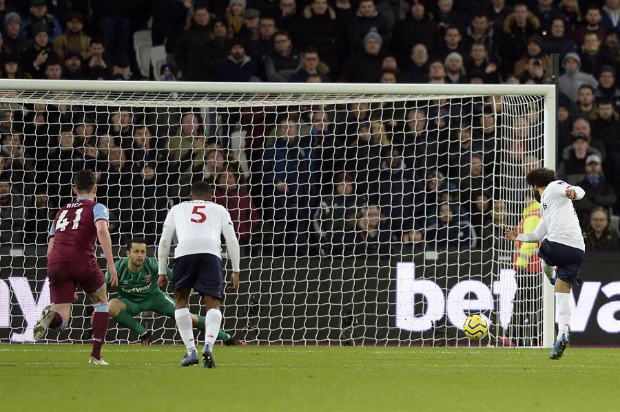 Los goles de Salah y Chamberlain que dieron victoria a Liverpool sobre West Ham en la Premier