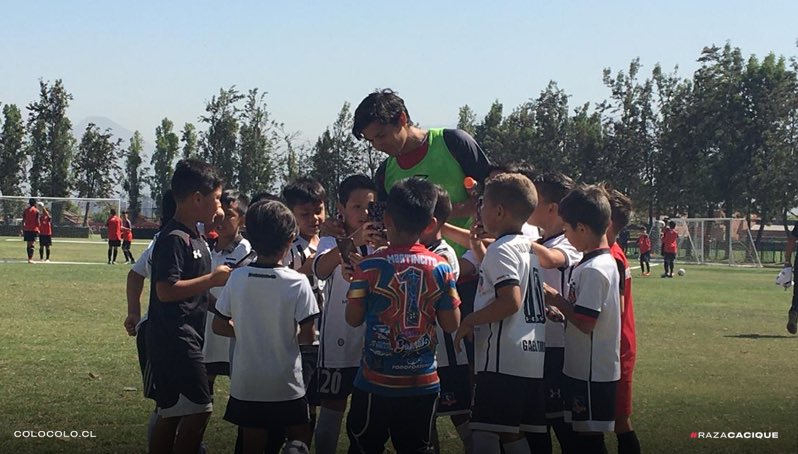 Matías Fernández causó furor entre pequeños cadetes y fanáticos de Colo Colo