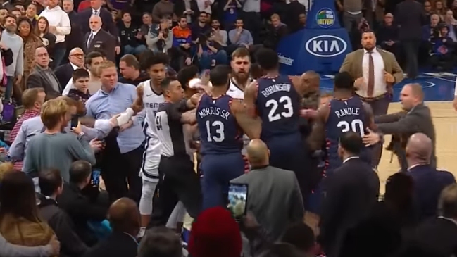 Jugador de New York Knicks cometió una grosera falta y desató trifulca en la NBA