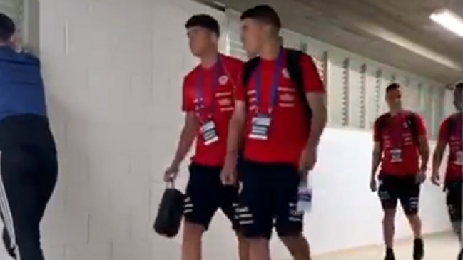 Al son de “El Derecho de Vivir en Paz”: Así llegó la Roja sub 23 al estadio para el duelo con Colombia