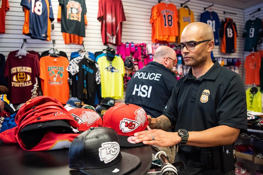 Millonario decomiso en EE.UU.: Incautaron artículos que iban a ser comercializados en el Super Bowl