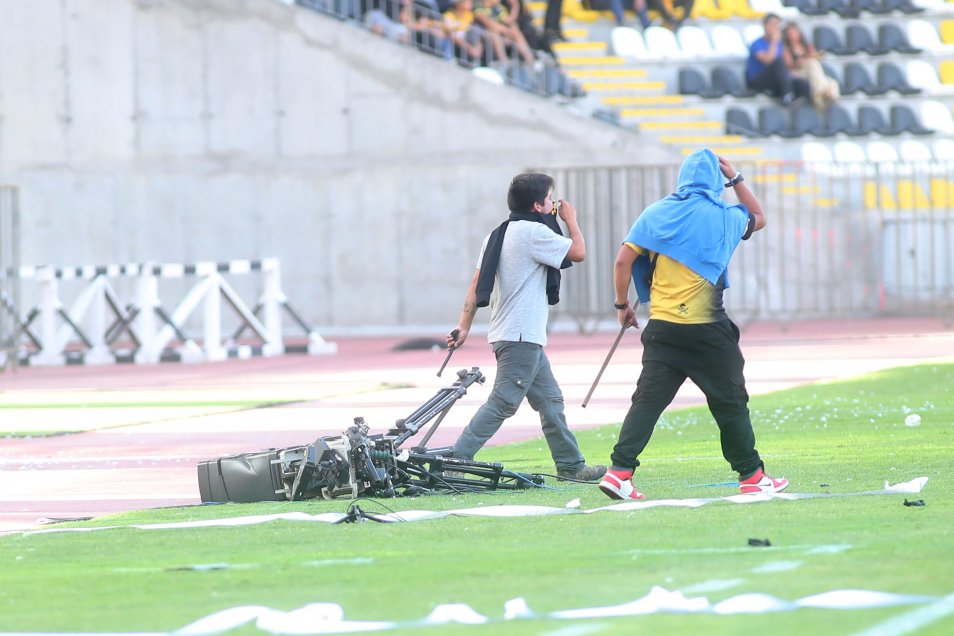 Barristas provocaron incidentes en Coquimbo bajo consigna: “Calles con sangre, canchas sin fútbol”