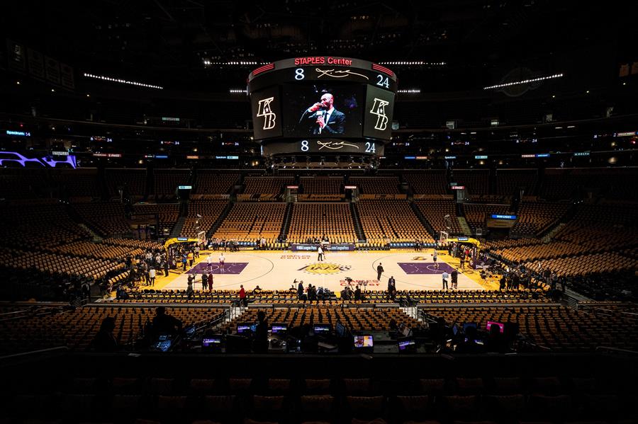 Todo teñido de Kobe Bryant: El homenaje del Staples Center en la previa del duelo de los Lakers