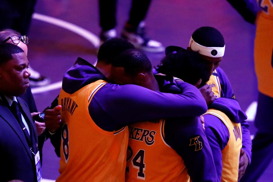 Los Angeles Lakers honró la memoria de Kobe Bryant en el Staples Center