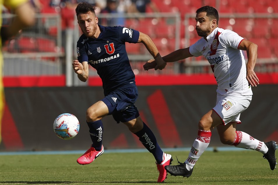 Un descomunal Larrivey comandó con cuatro goles la victoria de la U ante Curicó