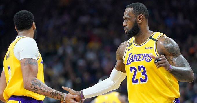 LeBron James logró un triple-doble en la primera victoria de Los Lakers tras la tragedia de Bryant