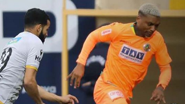 Alanyaspor de Junior Fernandes sumó su sexto triunfo seguido y sigue en la lucha en Turquía