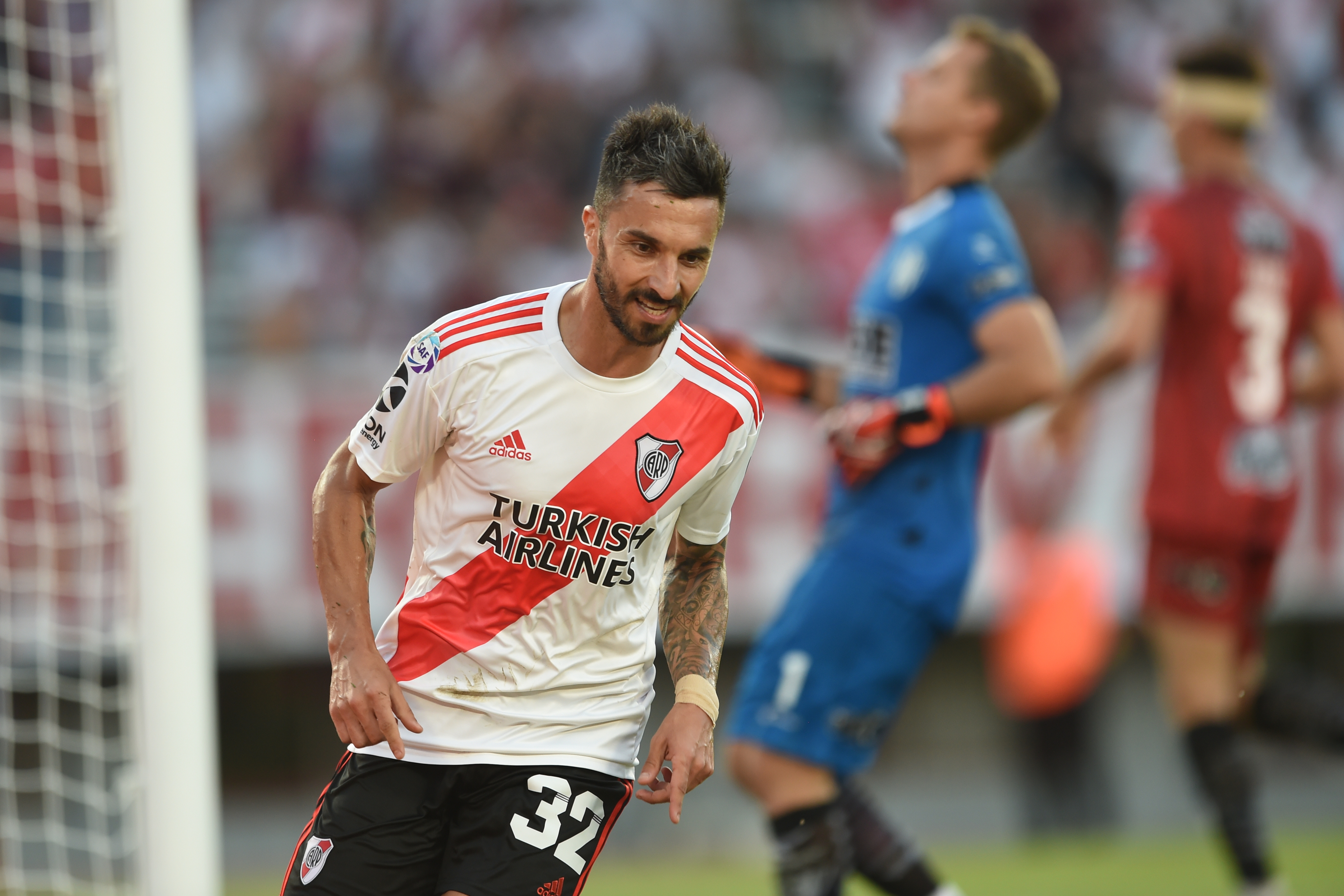 ¡Se pasó! El golazo “maradoniano” de Ignacio Scocco en triunfo de River Plate
