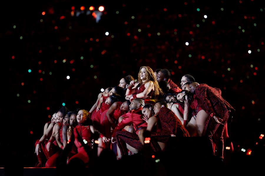 Shakira y Jennifer López encabezaron imponente espectáculo de medio tiempo en el Súper Bowl