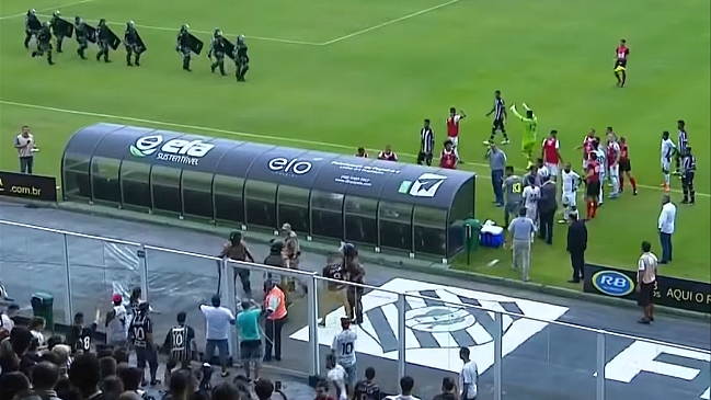 Clásico del Campeonato Catarinense derivó en trifulca entre jugadores, hinchas y la policía