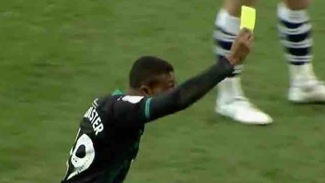 Delantero de Swansea “amonestó” a árbitro que dejó caer su tarjeta amarilla