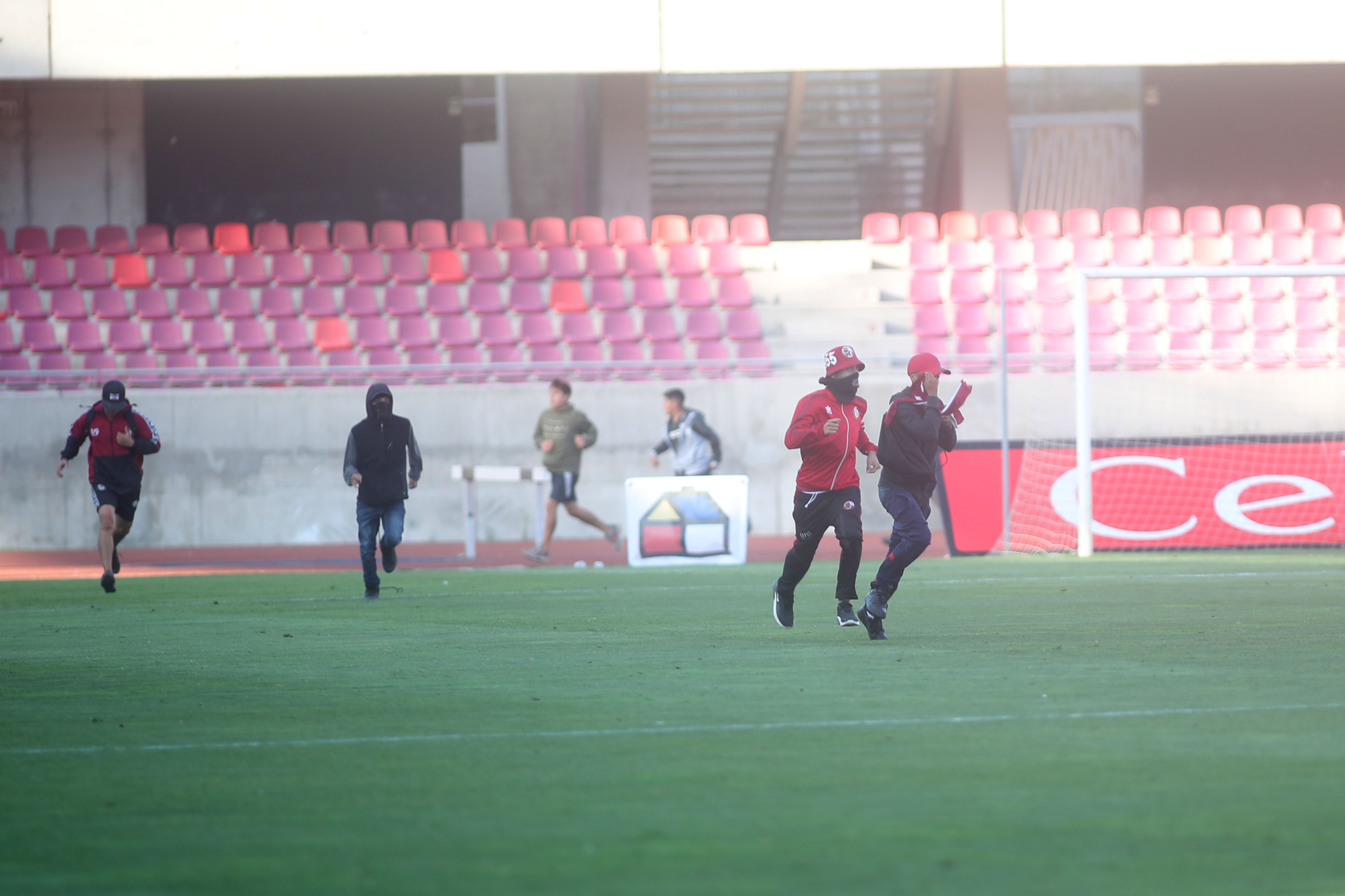 Hinchas invadieron brevemente cancha de La Portada previo al duelo de La Serena y Antofagasta