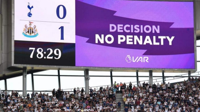 El 60 por ciento de los hinchas piensa que el VAR funciona mal en la Premier