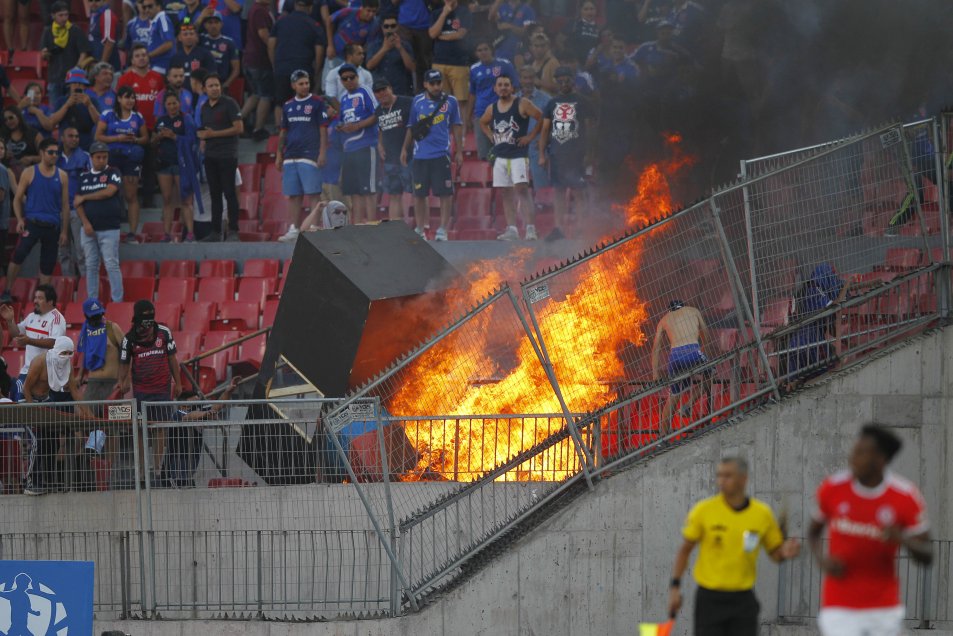Los serios incidentes provocados por los barristas de la U en el Estadio Nacional