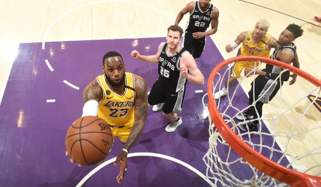 LeBron James comandó la barrida de los Lakers ante San Antonio