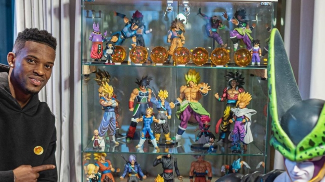 Defensa de FC Barcelona tiene una increíble colección de Dragon Ball