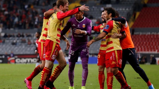 Jeraldino falló un penal, Jara se mandó un blooper y Valdivia lució con asistencia