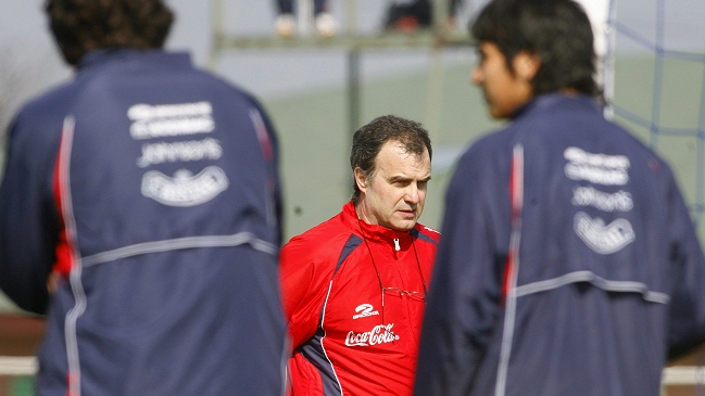 Estuvo media hora completamente desnudo: La peculiar anécdota de Bielsa en la selección chilena