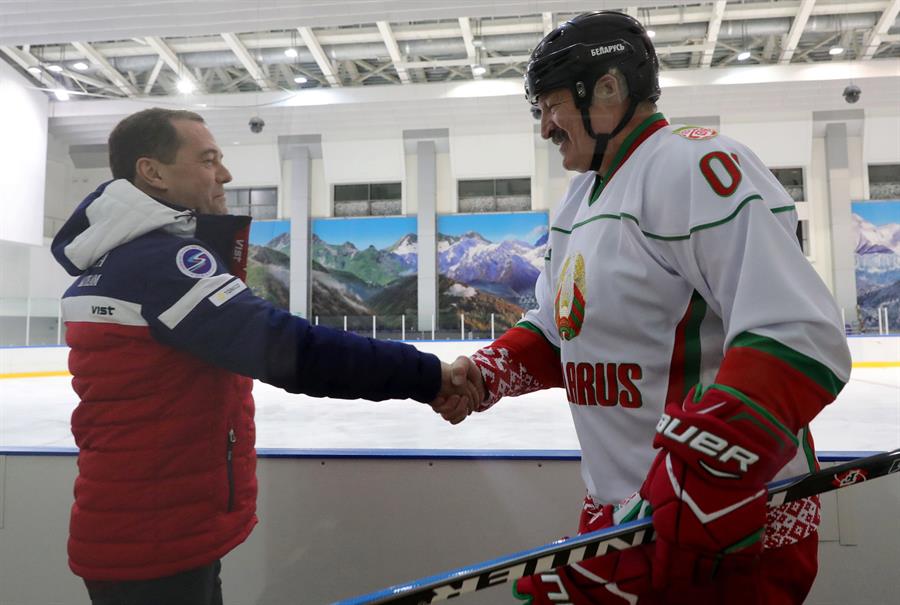 Vladimir Putin se lució jugando hockey sobre hielo en Sochi