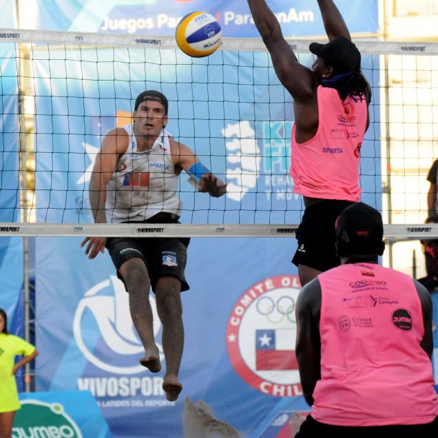El Sudamericano de voleibol playa arrancó con el avance de dos duplas chilenas