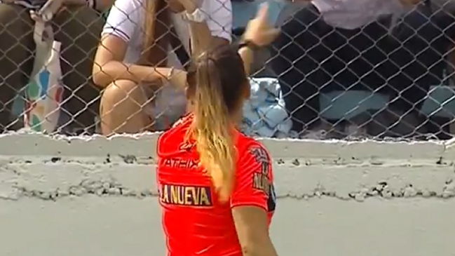 Un hincha argentino vio la roja: Arbitra lo expulsó por insultar a jugadoras