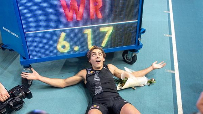 El joven sueco Duplantis batió el récord mundial de salto con garrocha