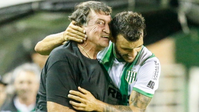 La divertida reacción de Julio César Falcioni tras chocar con uno de sus pupilos de Banfield