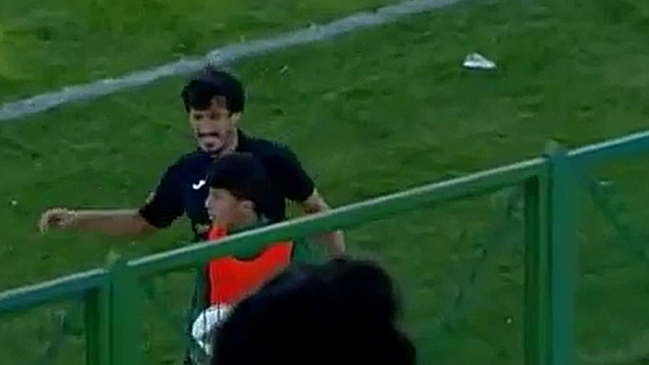 Jugador agredió a un pasapelotas que lanzó su zapato a la tribuna