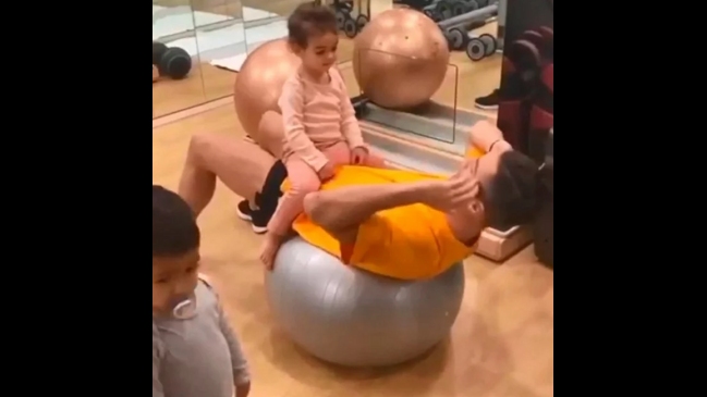 ¡No para! El entrenamiento de Cristiano Ronaldo mientras comparte con sus hijos