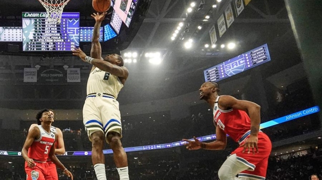 Middleton y Bledsoe suplieron la ausencia de Antetokounmpo en triunfo de Bucks