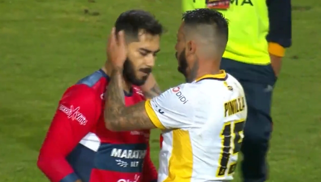 Besos y abrazos: El emotivo reencuentro de Pinilla y Herrera como rivales